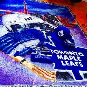 TORONTO MAPLE LEAFS RUG+HATS + GLOVES